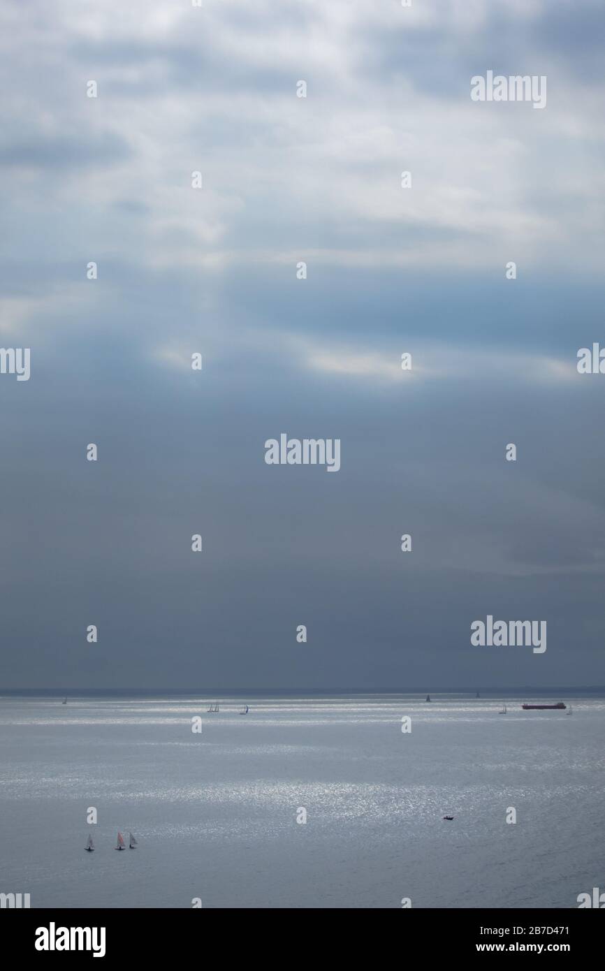 Ruhiges blaues Meer mit Segelbooten Stockfoto
