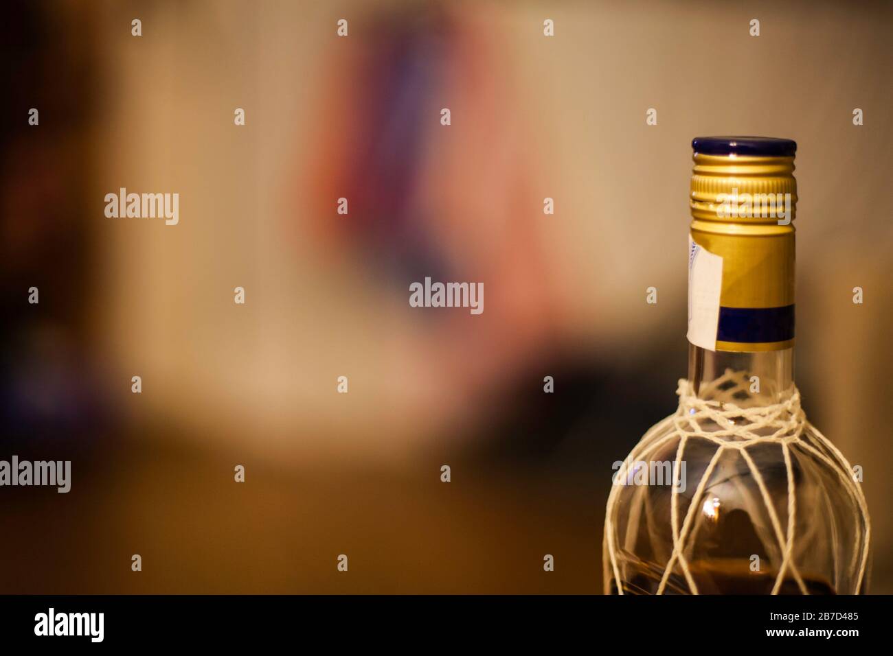 Rum Flasche mit Plug-and-Blur Hintergrund Stockfoto