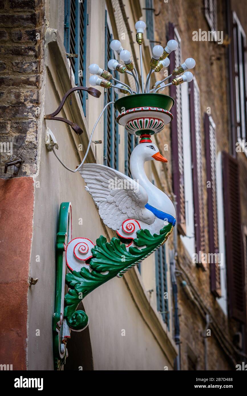 Kunstvolle schwanenförmige Straßenbeleuchtung im historischen Zentrum von Siena, Toskana, Italien (UNESCO-Weltkulturerbe). Stockfoto