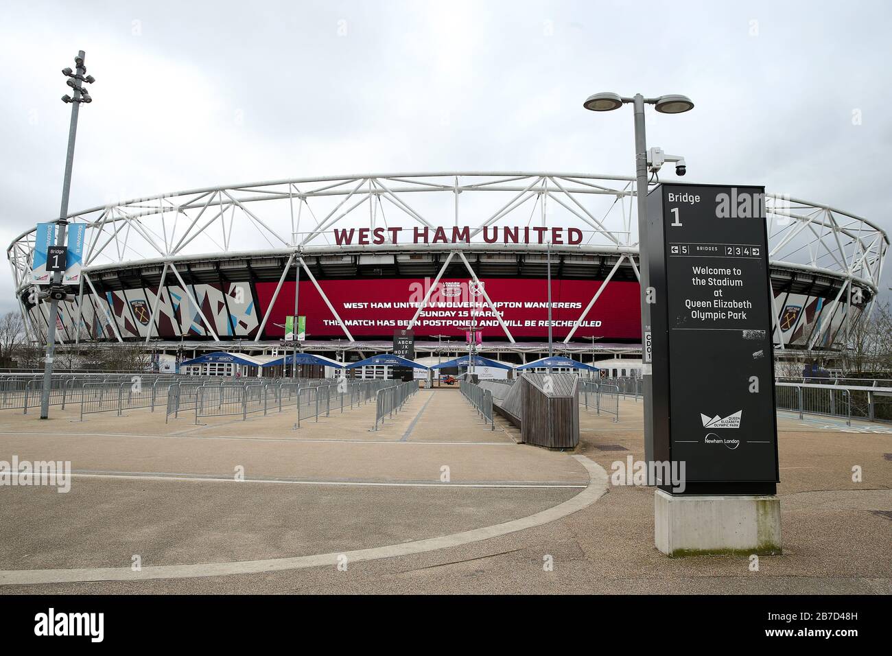 Ein Blick auf einen großen LED-Bildschirm, der die Fans über die Verschiebung außerhalb des Londoner Stadions, der Heimat des West Ham United Football Club, informiert, nachdem die Premier League am Freitag angekündigt hat, alle Spiele bis Samstag, den 4. April 2020, einzustellen. Stockfoto