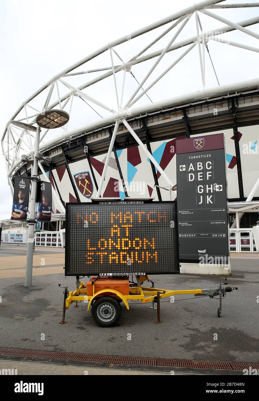 Eine Ansicht eines LED-Hinweisschilds, das die Fans darüber informiert, dass das Spiel außerhalb des Londoner Stadions, der Heimat des West Ham United Football Club, stattfindet, nachdem die Premier League am Freitag angekündigt hat, alle Spiele bis Samstag, den 4. April 2020, einzustellen. Stockfoto