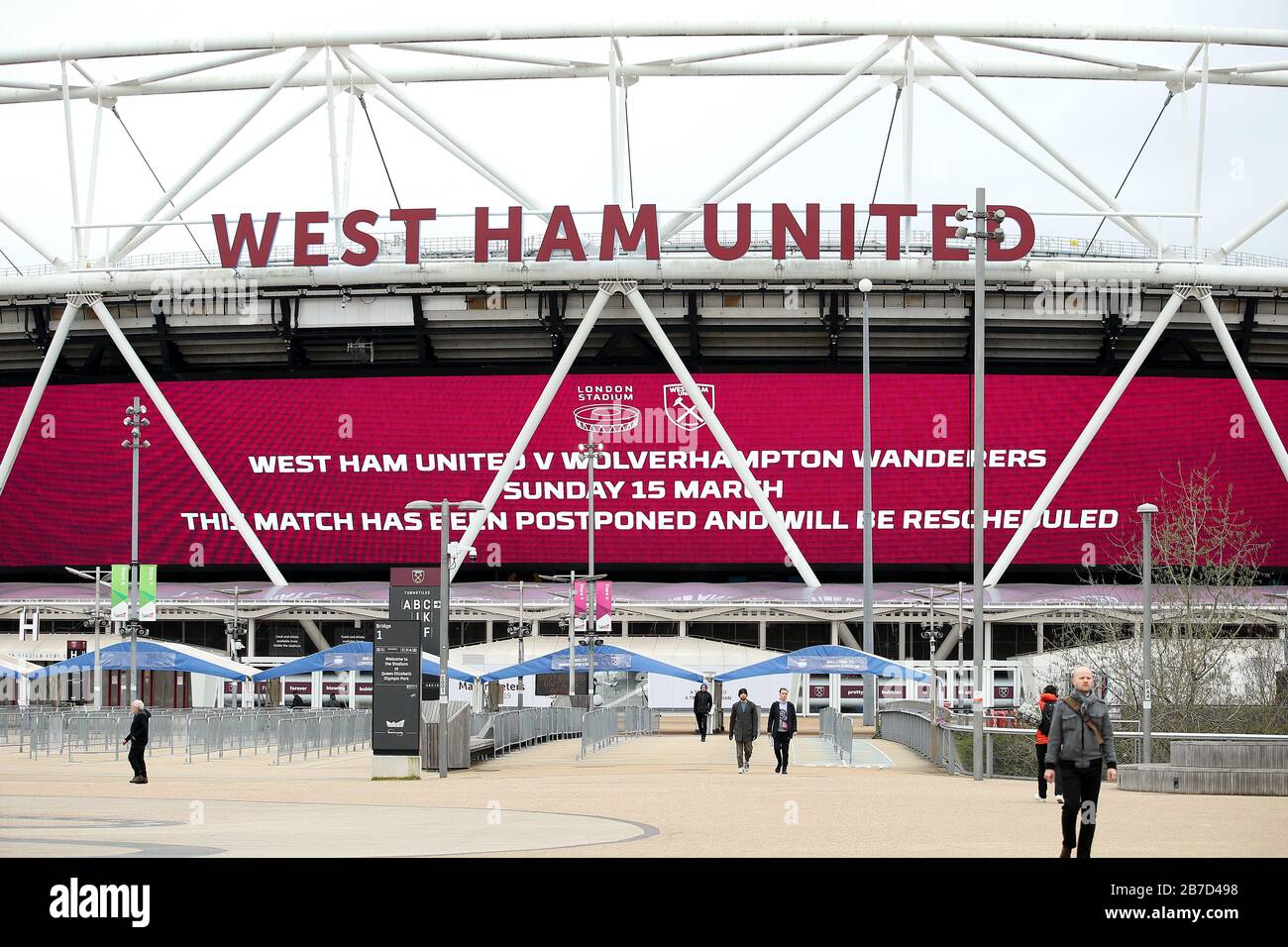 Ein Blick auf einen großen LED-Bildschirm, der die Fans über die Verschiebung außerhalb des Londoner Stadions, der Heimat des West Ham United Football Club, informiert, nachdem die Premier League am Freitag angekündigt hat, alle Spiele bis Samstag, den 4. April 2020, einzustellen. Stockfoto