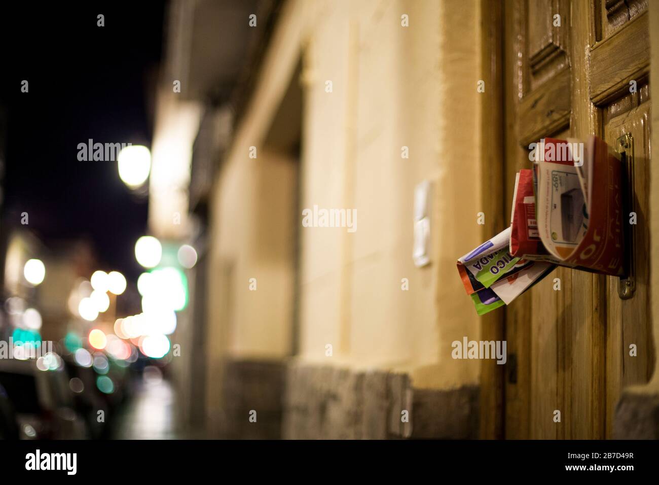 Werbung im Nachtpostfach nachts in der Stadt mit Weichzeichnerlicht Stockfoto