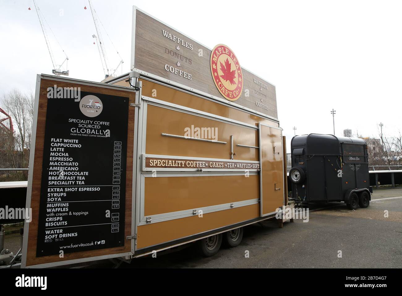 Ein geschlossener Kaffee-Lieferwagen außerhalb des Londoner Stadions, der Heimat des West Ham United Football Club, nach der Ankündigung vom Freitag, dass die Premier League alle Spiele bis Samstag, den 4. April 2020 ausgesetzt hat. Stockfoto