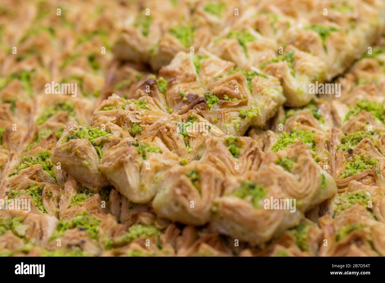 Baklawa (Baklawa) traditionelles und authentisches mittelostarabisches Gebäck, gebratene Teigblätter, Honig, in Form eines offenen Quadrats. Voll mit pis Stockfoto