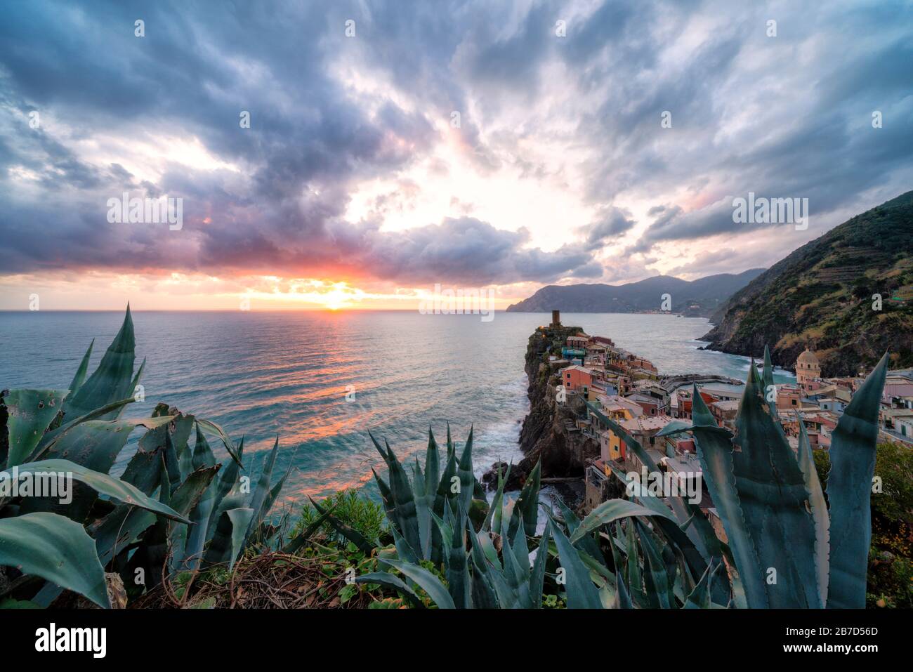 Bewölkter Himmel bei Sonnenuntergang über Vernazza, Cinque Terre, Provinz La Spezia, Ligurien, Italien Stockfoto