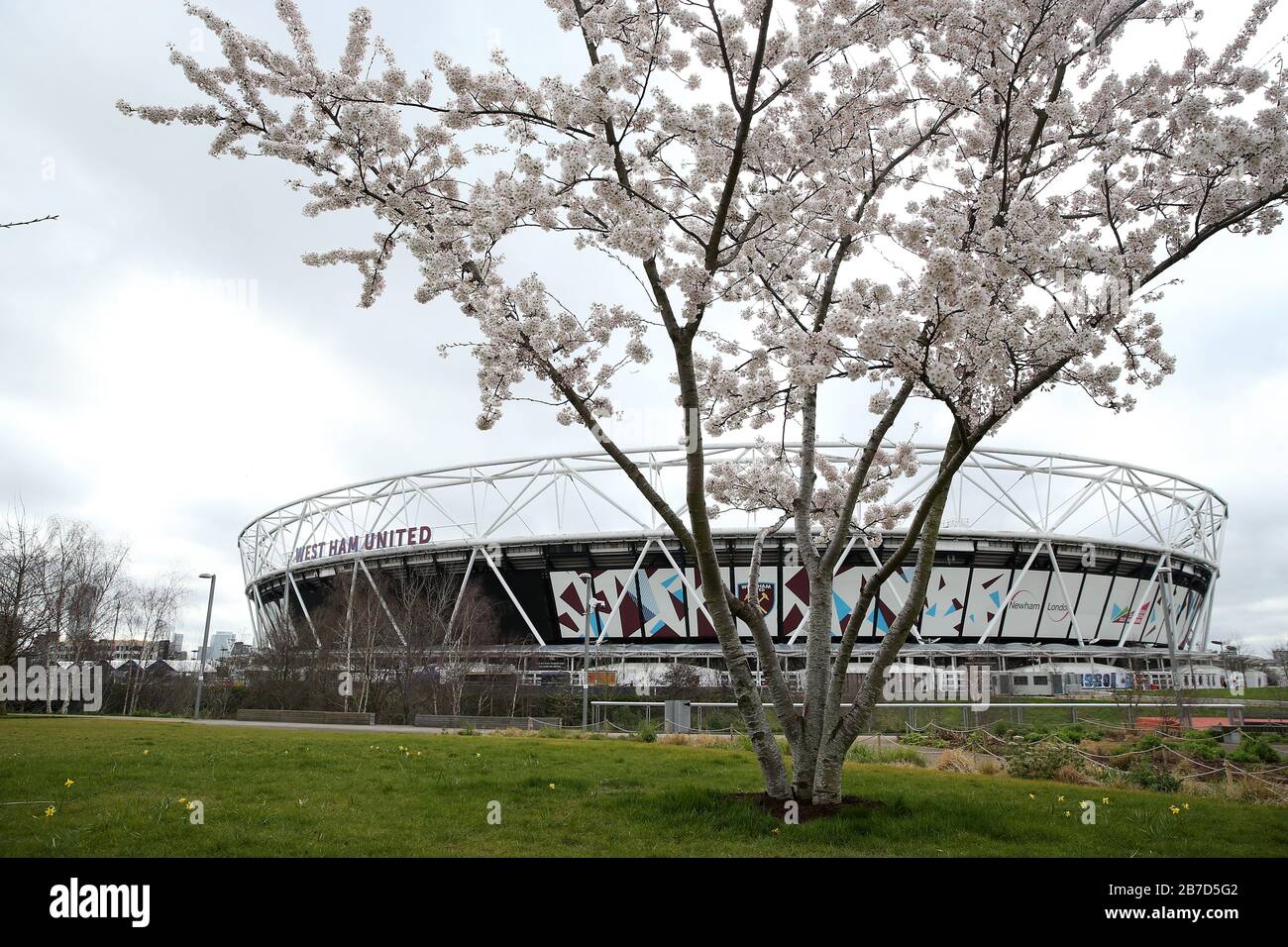 Blick auf einen blühenden Baum außerhalb des Londoner Stadions, der Heimat des West Ham United Football Club, nach der Ankündigung vom Freitag, dass die Premier League alle Spiele bis Samstag, den 4. April 2020 ausgesetzt hat. Stockfoto