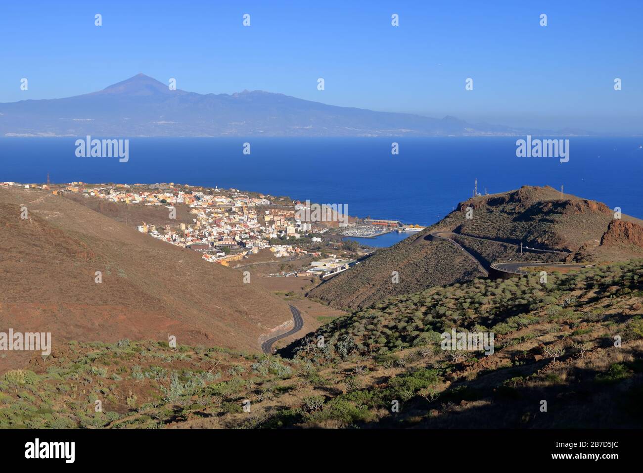 Allgemeiner Blick auf San Sebastian de la Gomera mit Teide Vulkan (auf der Insel Tenera) im Hintergrund, La Gomera in Spanien Stockfoto