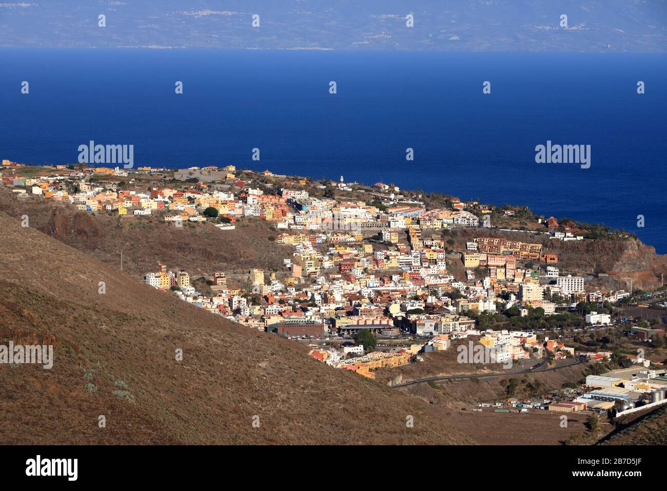 Allgemeiner Blick auf San Sebastian de la Gomera mit Teide Vulkan (auf der Insel Tenera) im Hintergrund, La Gomera in Spanien Stockfoto