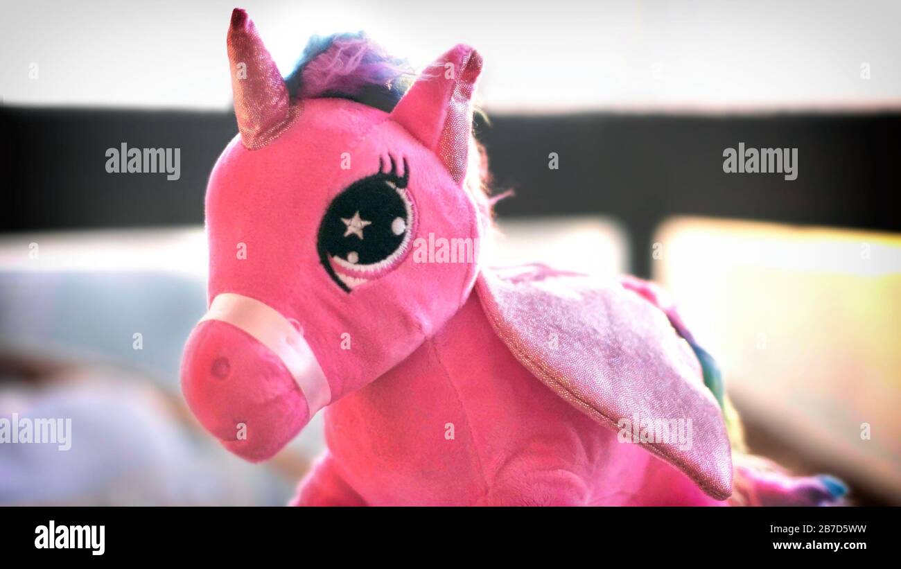 Unicorn Märchen weiches Spielzeug horizontaler Hintergrund Mythenwesen Kreatur Stockfoto