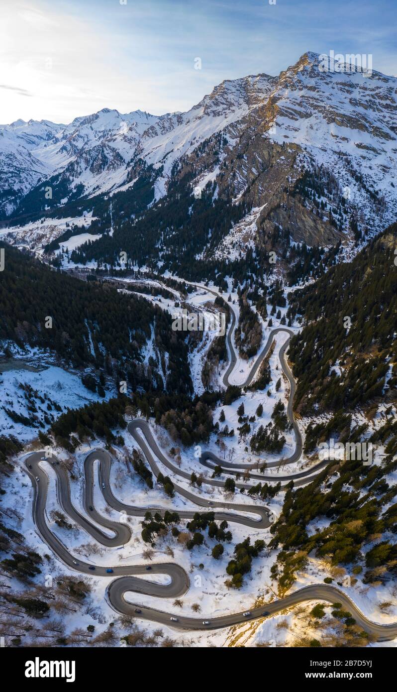 Luftbild der Kurven der Maloja-Passstraße, Bregaglia-Tal, Kanton Graubünden, Engadin, Schweiz. Stockfoto