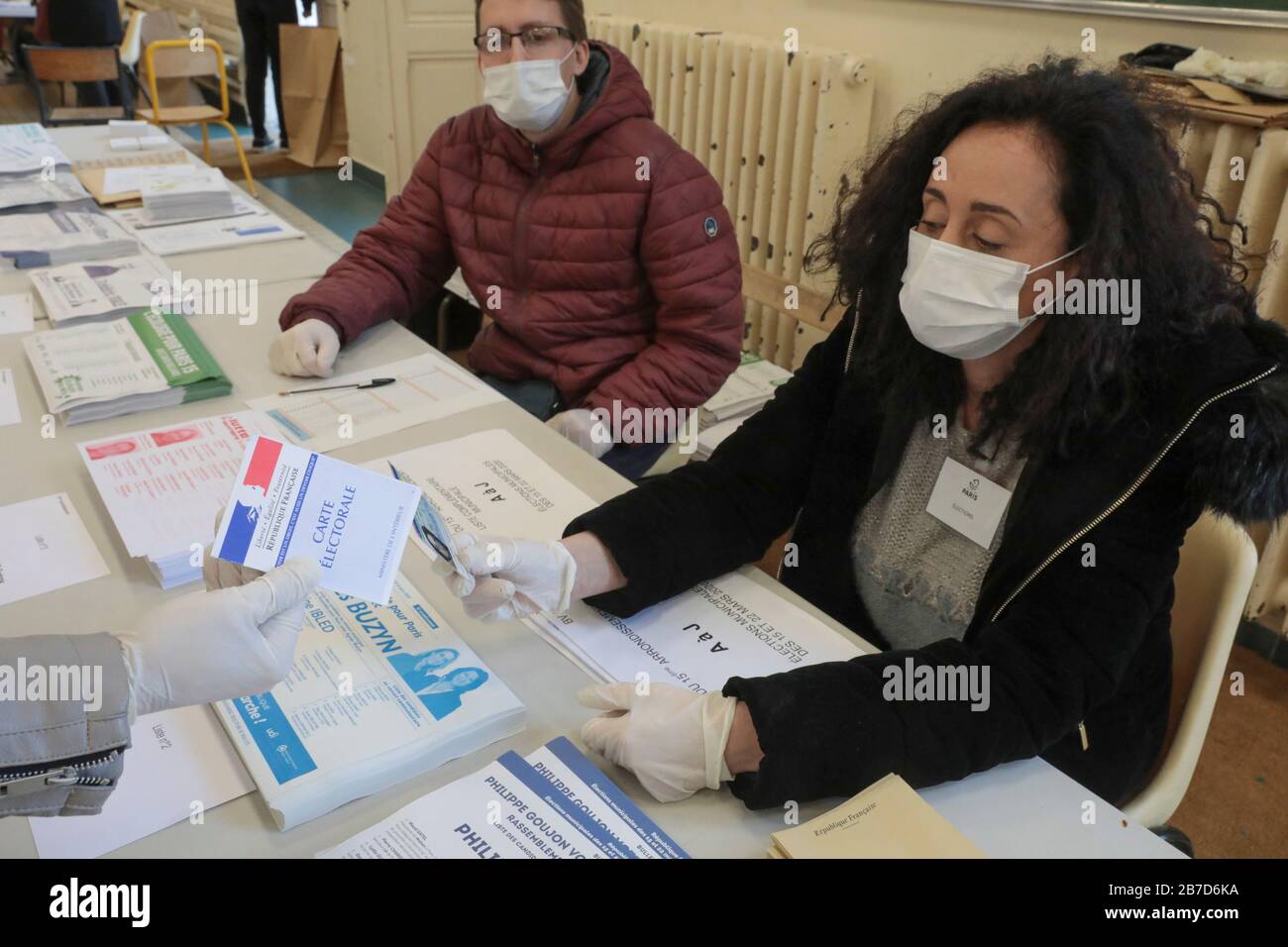 KOMMUNALWAHLEN: WAHLLOKALE IN PARIS ERÖFFNET Stockfoto