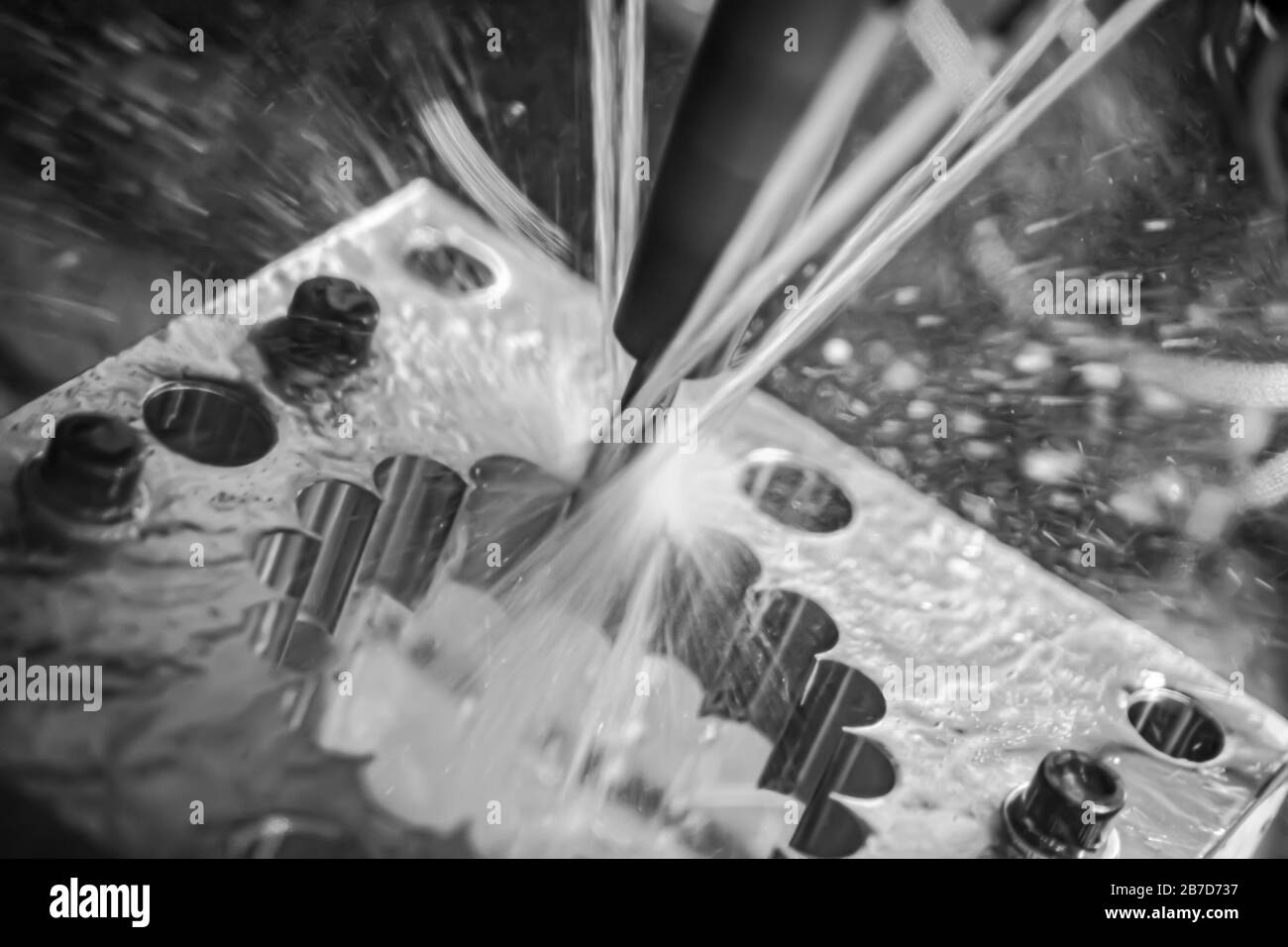 Metallverarbeitung CNC-Drehmaschine Fräsmaschine. Schneiden von Metall moderne Verfahrenstechnik. Fräsen ist der Prozess der Bearbeitung mit messerrotoren zu entfernen. Stockfoto