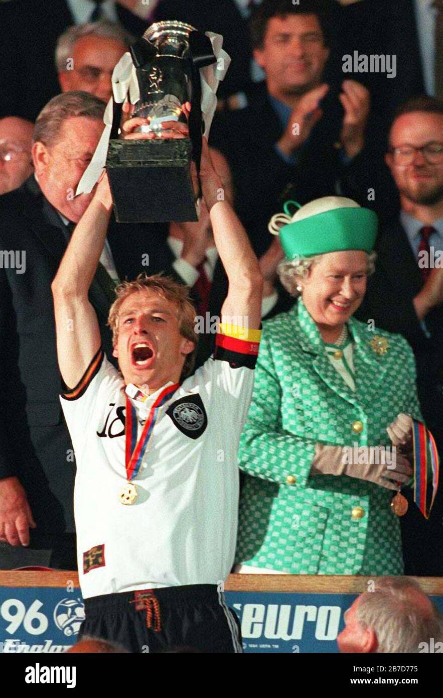 Firo: Fuvuball, 30. Juni 1996 EM 1996 Finale Deutschland - Tschechien 2: 1 NV Siegerehrung Jvºrgen Klinsmann mit Trophv§e von Königin Elisabeth 2. Einsatz weltweit Stockfoto