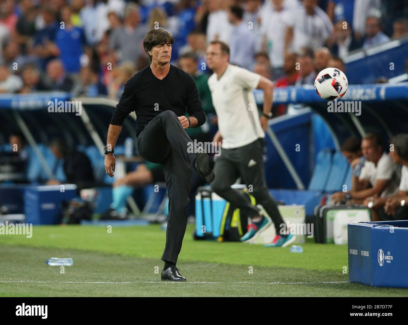 Marseille, Frankreich. Juli 2016. Firo: 07.07.2016, M50, Match 50, Soccer, International, EM 2016, UEFA, EURO 2016, Europameisterschaft 2016, Nationalmannschaft, Halbfinale, #GerFRA und # EURO2016, GER, Deutschland - FRA, Frankreich 0:2 Nationaltrainer Joachim LOW, GER, mit Schuss, Verzauberung weltweite Nutzung: Credit/Alamy News Stockfoto