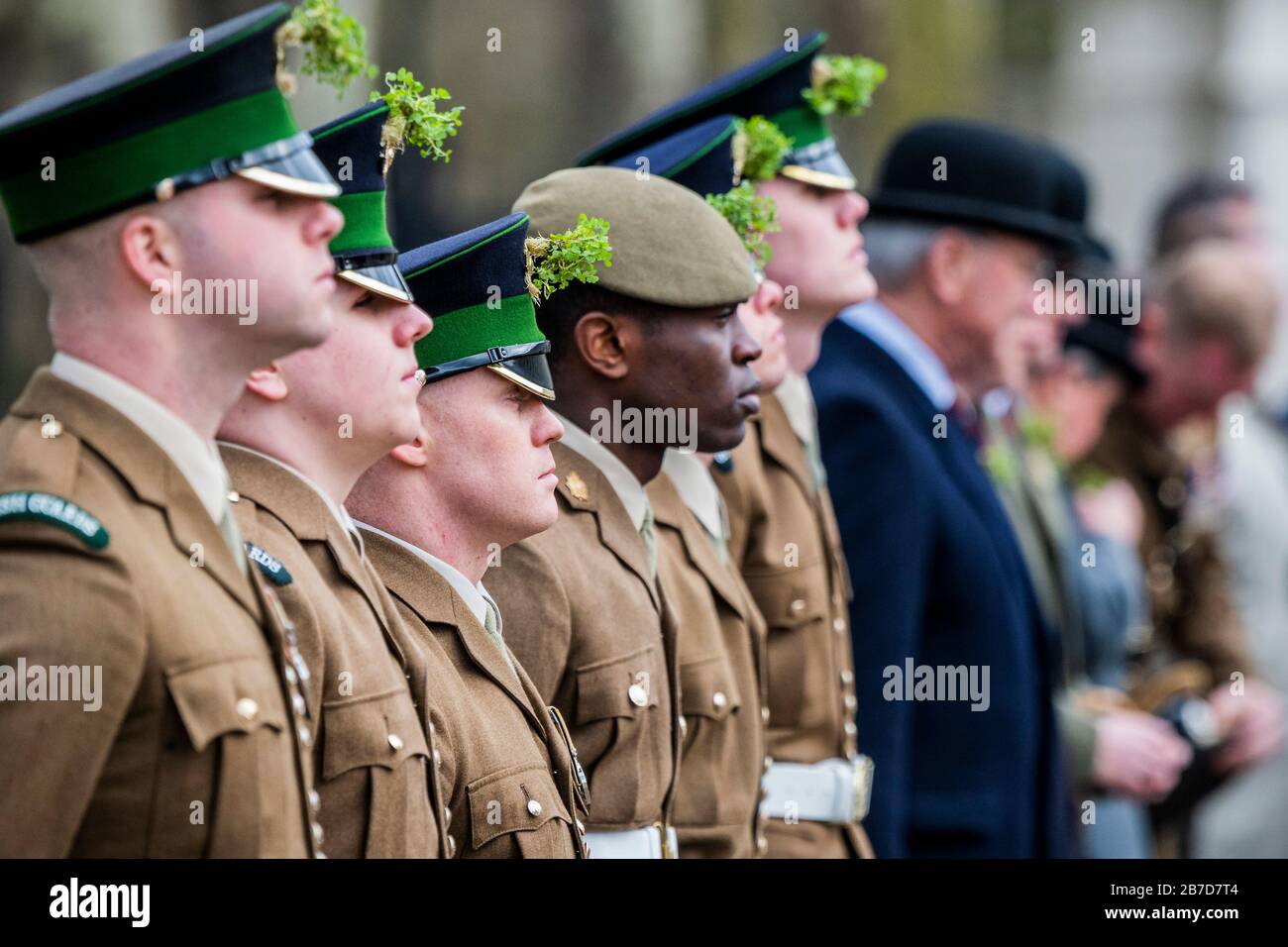 London, Großbritannien. März 2020. Pensionierte Offiziere parieren in Bowler-Hüten mit verfellten Regenschirmen - jährliche St Patricks' Day Parade der Irish Guards in Wellington Barracks, London. Traditionell wurden die Soldaten mit frischen Shamrocks ausgestellt - heute von Lady Carleton-Smith, Ehefrau des Generalstabschefs, General Sir Mark Carleton-Smith. Die Parade wurde von der Band of the Irish Guards geleitet und umfasste Mitglieder des 1st Battalion Irish Guards, D Coy London Irish Rifles, London Regiment und pensionierte Offiziere und Soldaten beider Regimenter. Credit: Guy Bell/Alamy Live News Stockfoto