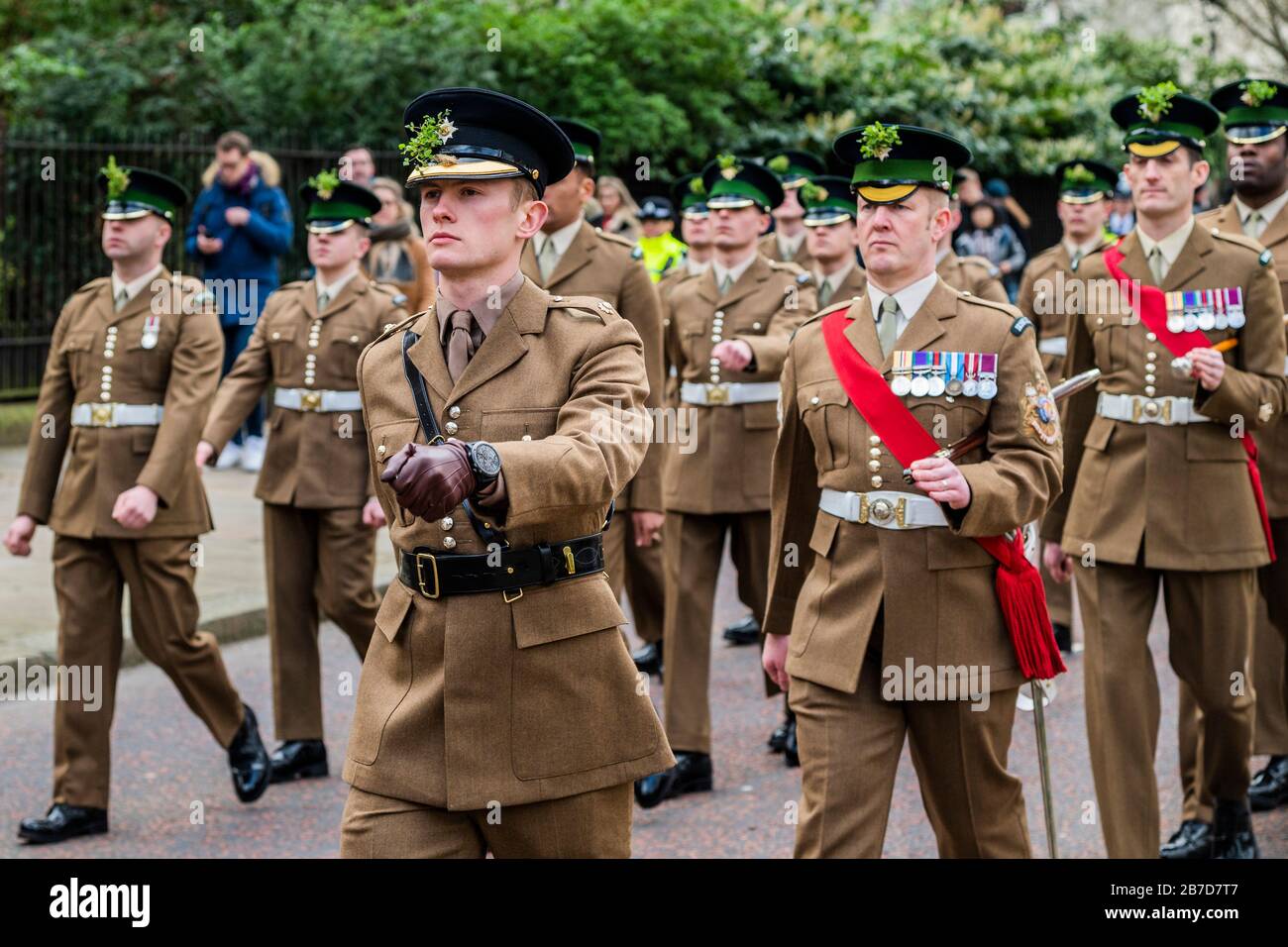 London, Großbritannien. März 2020. Irish Guards jährliche St Patricks' Day Parade in Wellington Barracks, Londopn. Traditionell wurden die Soldaten mit frischen Shamrocks ausgestellt - heute von Lady Carleton-Smith, Ehefrau des Generalstabschefs, General Sir Mark Carleton-Smith. Die Parade wurde von der Band of the Irish Guards geleitet und umfasste Mitglieder des 1st Battalion Irish Guards, D Coy London Irish Rifles, London Regiment und pensionierte Offiziere und Soldaten beider Regimenter. Credit: Guy Bell/Alamy Live News Stockfoto