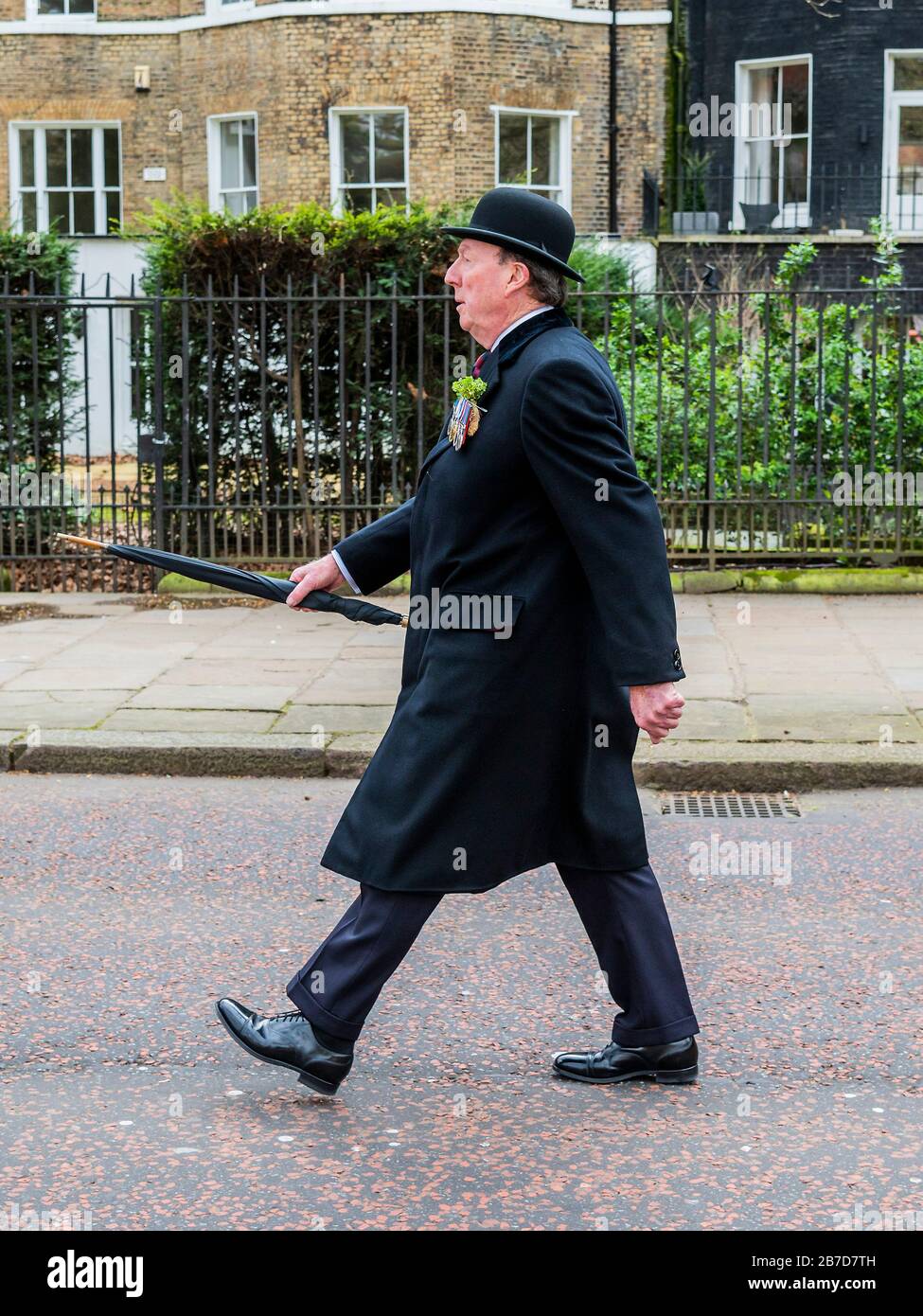 London, Großbritannien. März 2020. Pensionierte Offiziere parieren in Bowler-Hüten mit verfellten Regenschirmen - jährliche St Patricks' Day Parade der Irish Guards in Wellington Barracks, London. Traditionell wurden die Soldaten mit frischen Shamrocks ausgestellt - heute von Lady Carleton-Smith, Ehefrau des Generalstabschefs, General Sir Mark Carleton-Smith. Die Parade wurde von der Band of the Irish Guards geleitet und umfasste Mitglieder des 1st Battalion Irish Guards, D Coy London Irish Rifles, London Regiment und pensionierte Offiziere und Soldaten beider Regimenter. Credit: Guy Bell/Alamy Live News Stockfoto