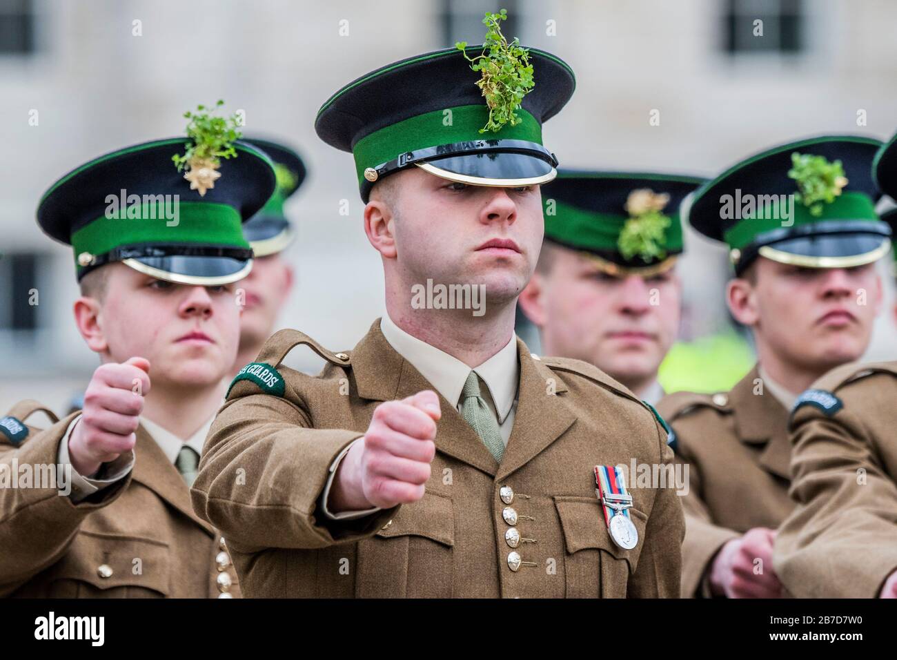 London, Großbritannien. März 2020. Marschiert von der Guards Memorial auf Horseguards Parade ab - jährliche St Patricks' Day Parade der Irish Guards in der Wellington Barracks, Londopn. Traditionell wurden die Soldaten mit frischen Shamrocks ausgestellt - heute von Lady Carleton-Smith, Ehefrau des Generalstabschefs, General Sir Mark Carleton-Smith. Die Parade wurde von der Band of the Irish Guards geleitet und umfasste Mitglieder des 1st Battalion Irish Guards, D Coy London Irish Rifles, London Regiment und pensionierte Offiziere und Soldaten beider Regimenter. Credit: Guy Bell/Alamy Live News Stockfoto