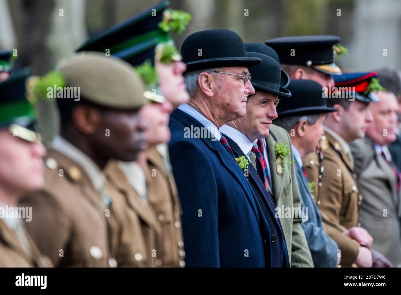 London, Großbritannien. März 2020. Pensionierte Offiziere parieren in Bowler-Hüten mit verfellten Regenschirmen - jährliche St Patricks' Day Parade der Irish Guards in Wellington Barracks, London. Traditionell wurden die Soldaten mit frischen Shamrocks ausgestellt - heute von Lady Carleton-Smith, Ehefrau des Generalstabschefs, General Sir Mark Carleton-Smith. Die Parade wurde von der Band of the Irish Guards geleitet und umfasste Mitglieder des 1st Battalion Irish Guards, D Coy London Irish Rifles, London Regiment und pensionierte Offiziere und Soldaten beider Regimenter. Credit: Guy Bell/Alamy Live News Stockfoto