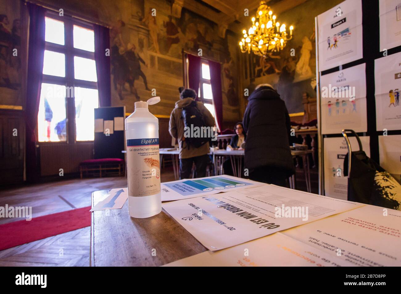 Paris, Frankreich. März 2020. Handdesinfektionsmittel sind in einem Wahllokal in Paris, Frankreich, 15. März 2020 zu sehen. Die Wahllokale sind am Sonntag in ganz Frankreich für die erste Runde der Kommunalwahlen geöffnet, nachdem kürzlich zusätzliche Maßnahmen zur Eindämmung der Ausbreitung des Coronavirus ergriffen wurden. Es wird erwartet, dass die Stationen den von der Regierung und Gesundheitsexperten empfohlenen sanitären Richtlinien folgen, berichteten französische Medien, darunter die regelmäßige Reinigung von Türgriffen, Tischen und Wahlkabinen. Kredit: Xinhua/Alamy Live News Stockfoto