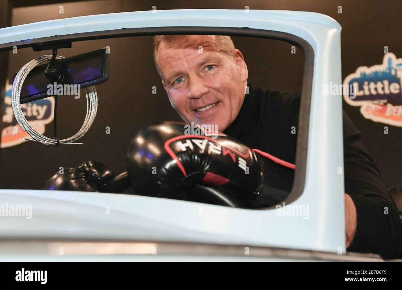 Berlin, Deutschland. März 2020. Der Boxer Henry Maske sitzt in einem originell wiederaufgebauten Trabi im neuen 4D-Kino bei einer Presseveranstaltung in der Kleinen GROSSSTADT, wo man praktisch über Berlin fliegt. Im Kino sind die Travants persönliche Erinnerungsstücke aus der DDR-Zeit, die an eine Reise in den Trabant erinnern. Kredit: Jens Kalaene / dpa-Zentralbild / ZB / dpa / Alamy Live News Stockfoto