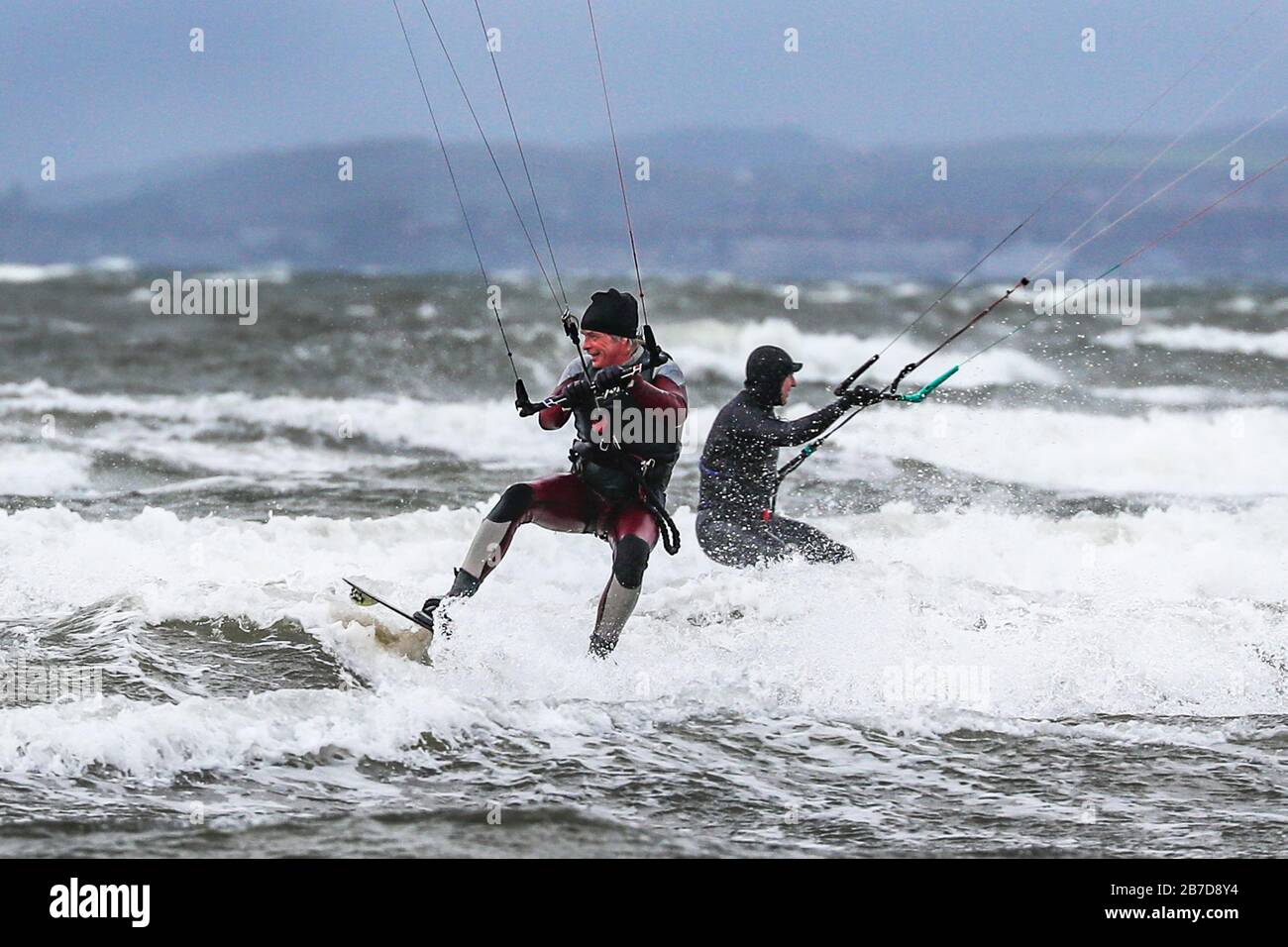 Troon, Großbritannien. März 2020. Nicht alle Sportarten werden durch die Angst eingeschränkt, Covid-19 zu verbreiten, und Wassersportler nutzen die starken Winde und hohen Wellen am Firth of Clyde vor der Küste von Ayrshire. Credit: Findlay/Alamy Live News Stockfoto