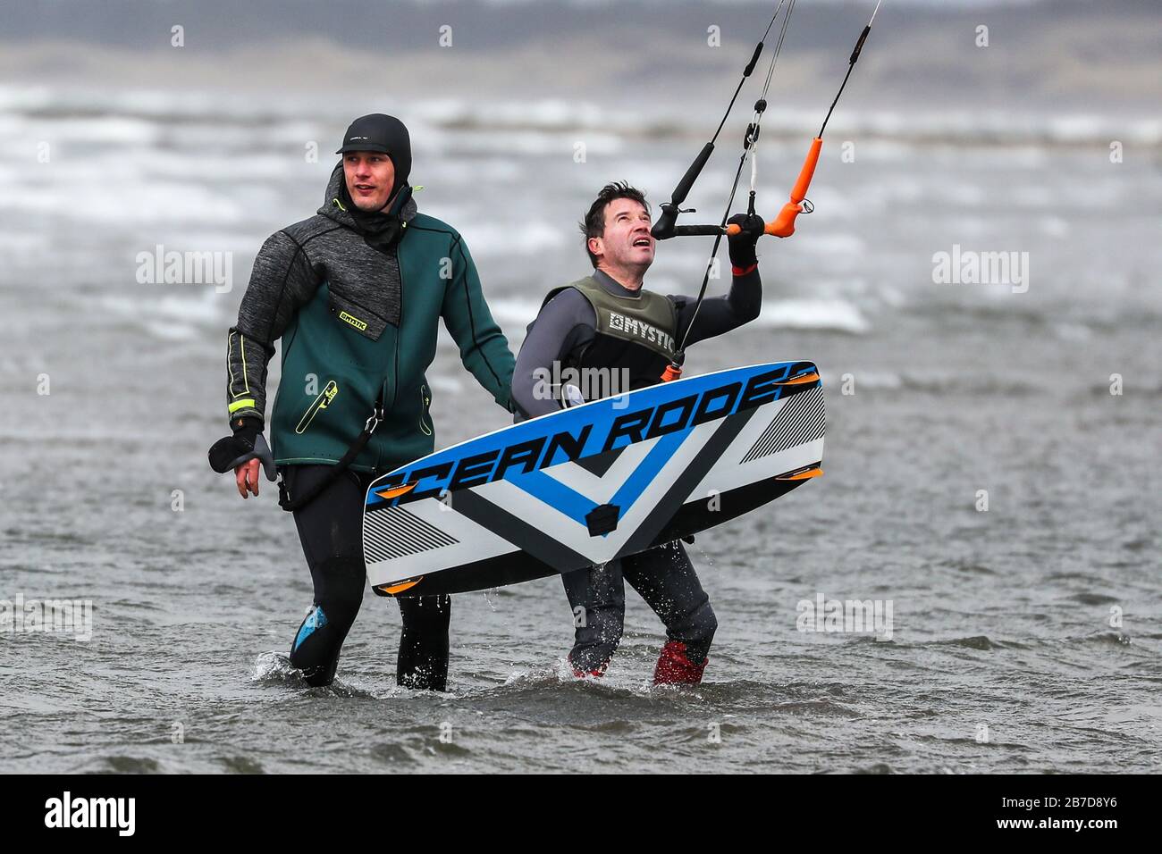 Troon, Großbritannien. März 2020. Nicht alle Sportarten werden durch die Angst eingeschränkt, Covid-19 zu verbreiten, und Wassersportler nutzen die starken Winde und hohen Wellen am Firth of Clyde vor der Küste von Ayrshire. Credit: Findlay/Alamy Live News Stockfoto