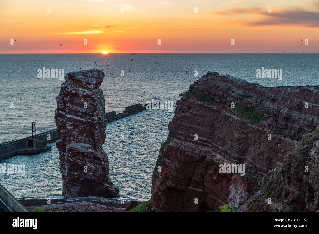 Ein Blick auf ein einzigartiges Naturphänomen namens lange Anna, das sich auf der Insel Helgoland in Deutschland in der Nordsee befindet. Es ist ein Felsen, der aus dem aufsteigt Stockfoto