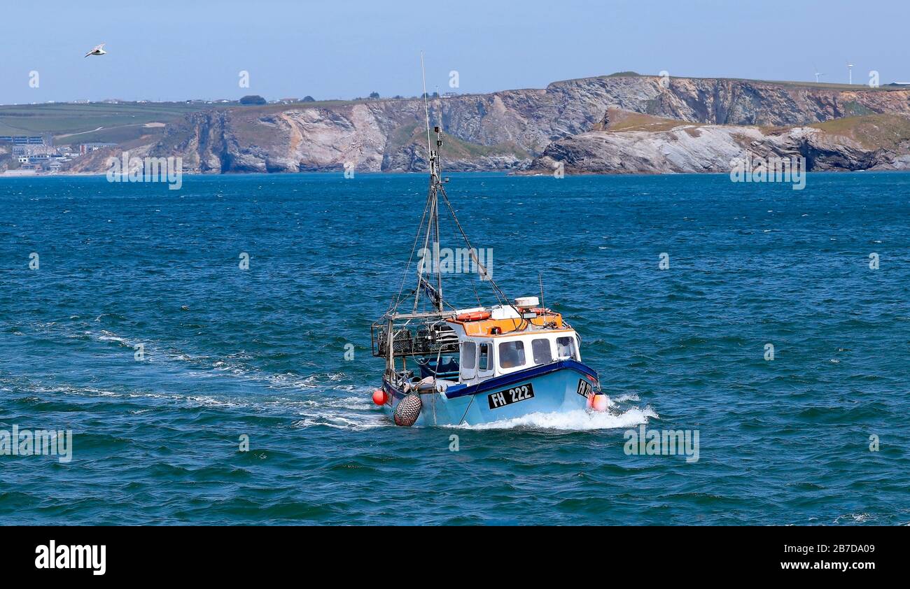 Mit dem Fischerboot ist es der Weg zum Newquay Harbour. Stockfoto