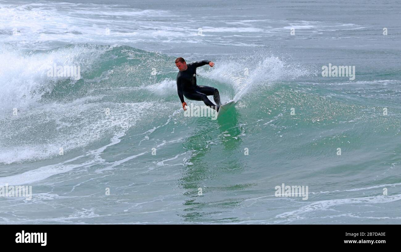 Surf's Up Dude! Wellenreiten am Fistral Beach, Newquay, Cornwall. Stockfoto