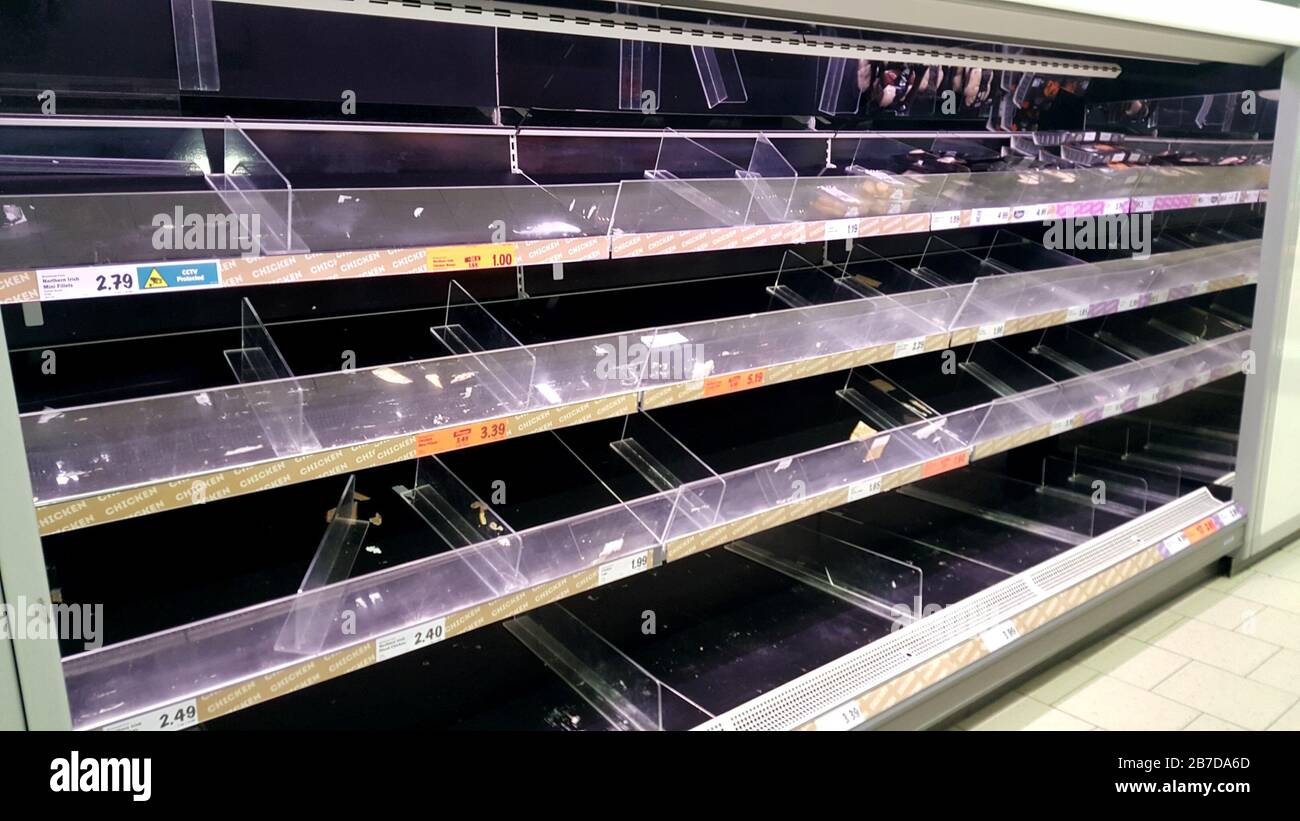 Leere Regale mit frischem Huhn in einem lidl-laden in Belfast Nordirland aufgrund von Panik beim Kauf von Lagerbeständen aufgrund eines Coronavirus-Ausbruchs Stockfoto