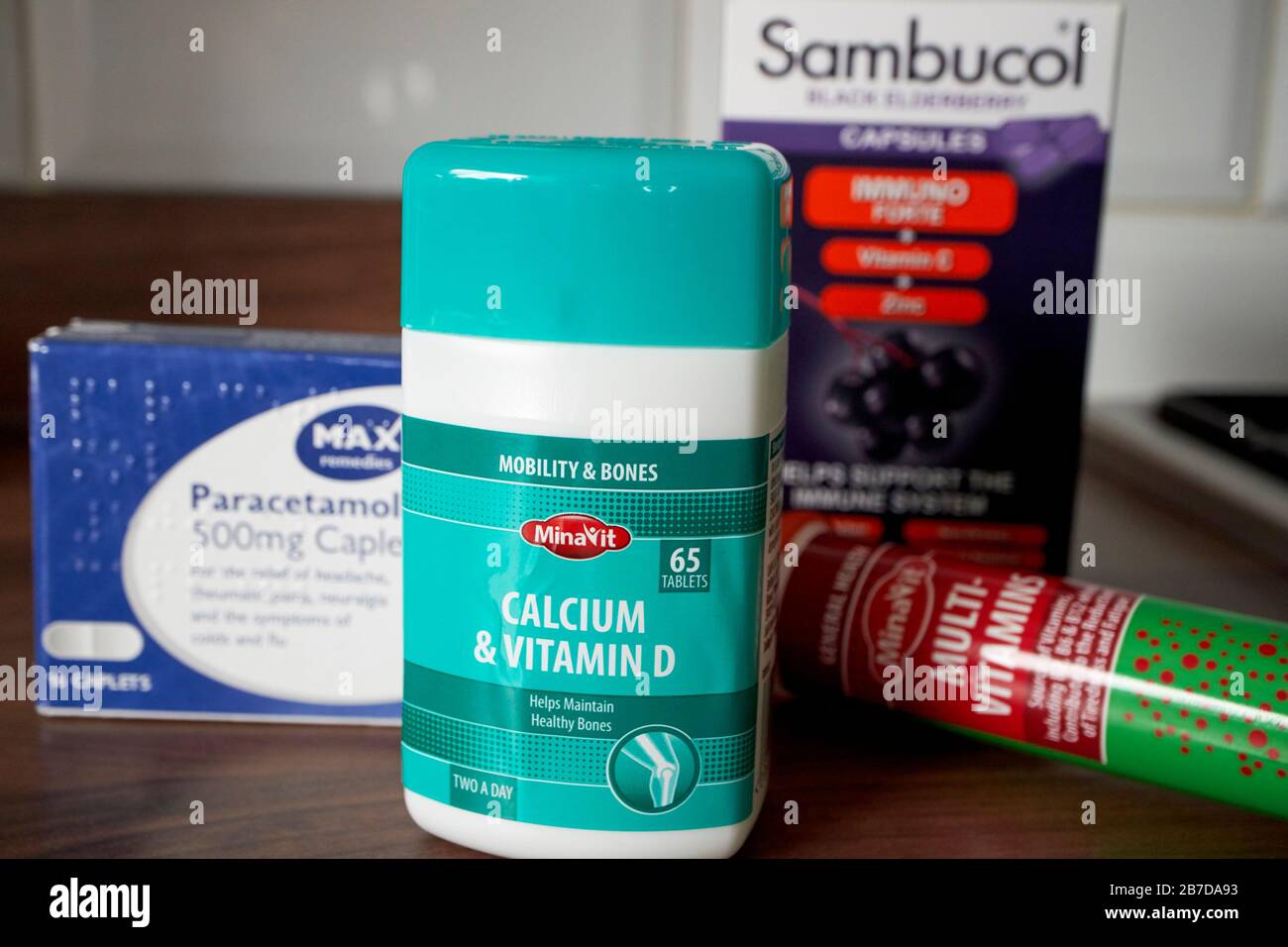 Vitaminpräparate Sambucol Paracetamol und Vitamin d Panic kaufen Vorräte aufgrund von Coronavirus-Ausbruch Stockfoto