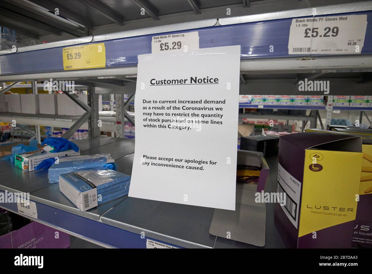 Beschränkte Vorräte an Handschuhen Leere Regale in einem Makrobooker-Laden in Belfast Nordirland aufgrund von Panik beim Kauf von Vorräten aufgrund eines Coronavirus-Ausbruchs Stockfoto
