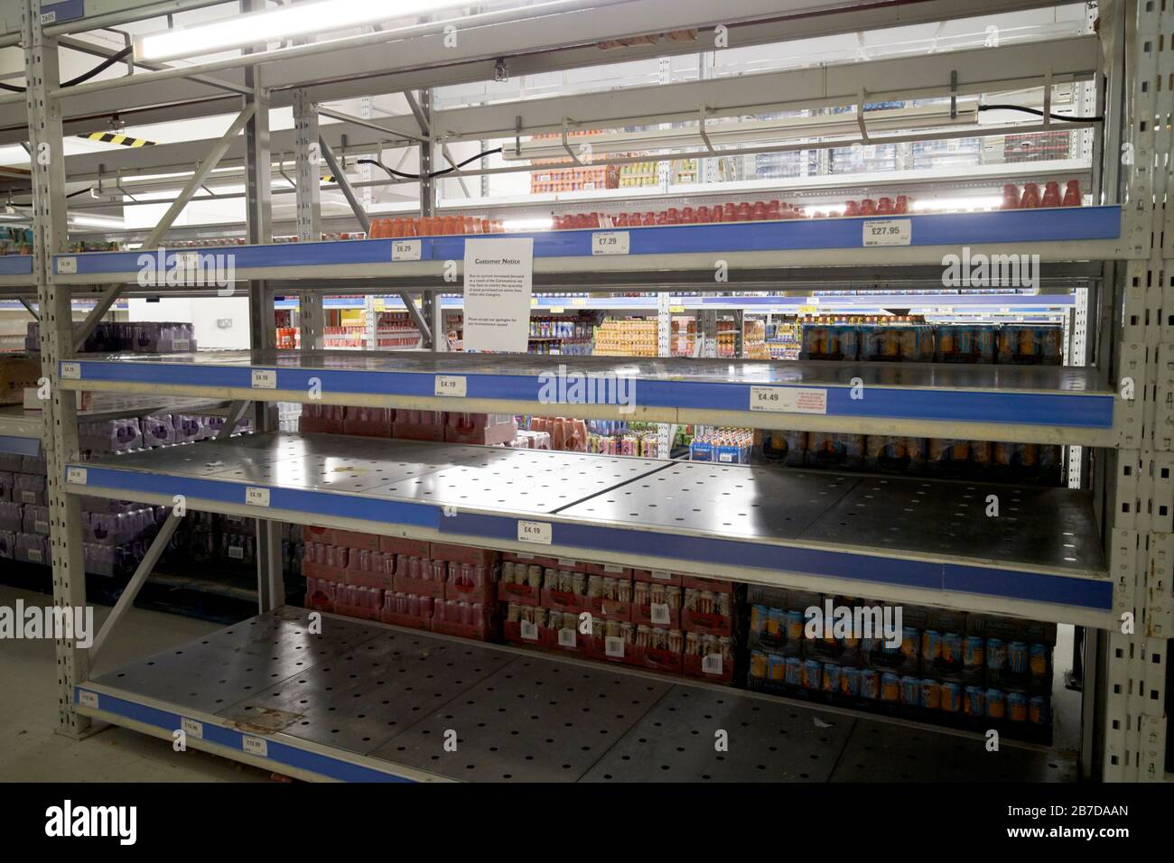 Leere Regale, die in einem Makrobooker-Laden in Belfast Nordirland mit Pasta bestacken, aufgrund von Panik beim Kauf von Lagerbeständen aufgrund eines Coronavirus-Ausbruchs Stockfoto