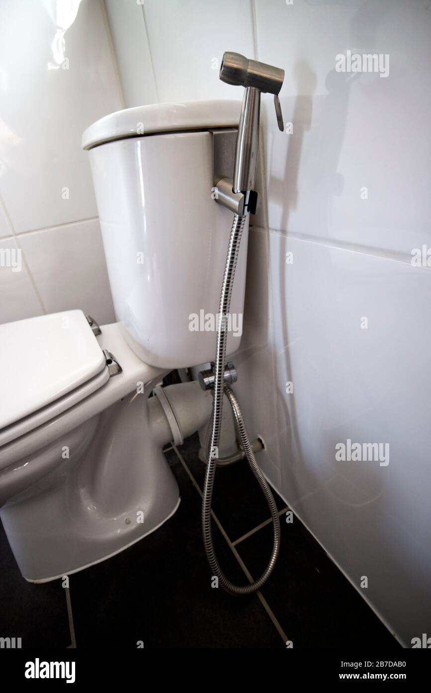 Shattaf bidet Duschkopf, der an einer toilette in der UK-Alternative zum  toilettenrollengewebe während des Ausbruchs des Coronavirus befestigt ist  Stockfotografie - Alamy