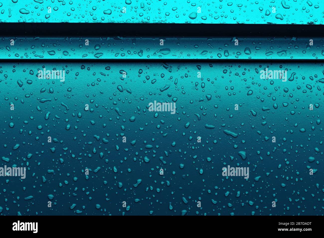 Wassertropfen auf metallischer Oberfläche als abstrakter Hintergrund Stockfoto