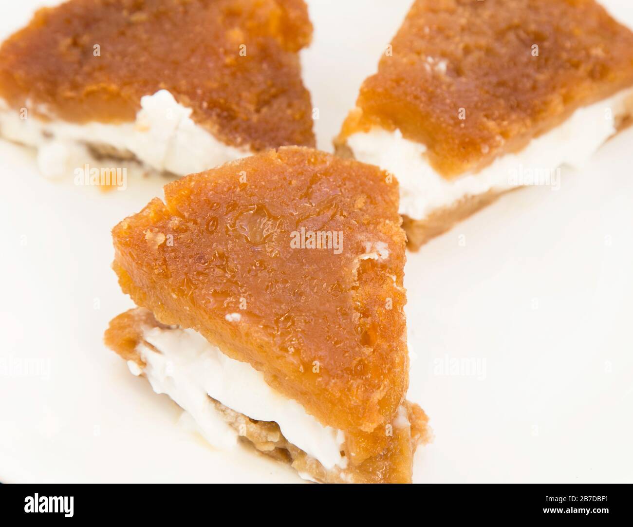 Traditionelles türkisches Dessert, kaymakli ekmek kadayifi Stockfoto