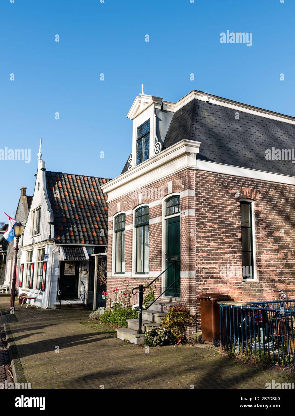 Stadtbild und Landschaft Amsterdam Nord mit bunten Häusern an einem sonnigen Herbsttag Stockfoto