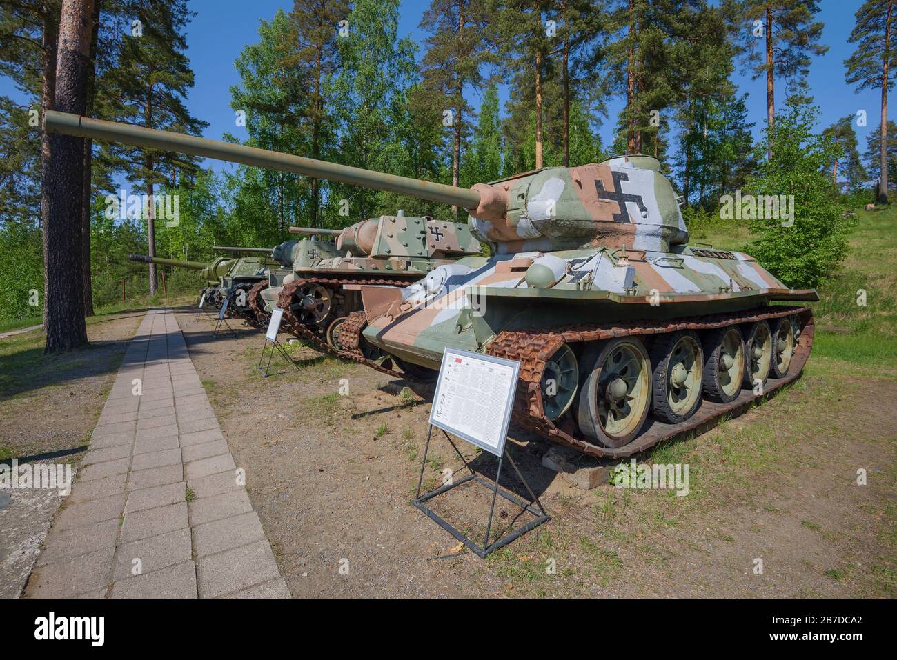 PAROLA, FINNLAND - 10. JUNI 2017: Der Panzer T-34-85 der sowjetischen Armee wurde im Gemälde der finnischen Armee im Museum gepanzerter Fahrzeuge der Stadt Parola gefangen genommen Stockfoto