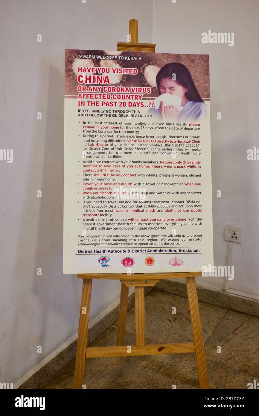 Öffentliche Benachrichtigung im Einkaufszentrum in Kerala, Indien, warnt Menschen vor Corona-Virus (Kovid 19) mit Richtlinien zur Vermeidung von Infektionen Stockfoto