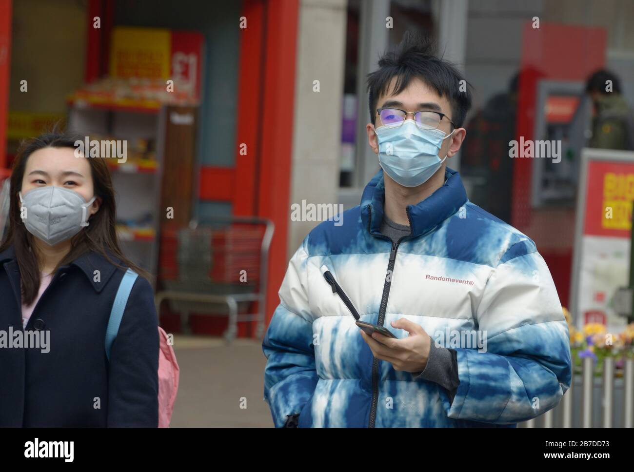 Junges chinesisches Paar mit Masken während des Corona-Virus-Ausbruchs. Stockfoto