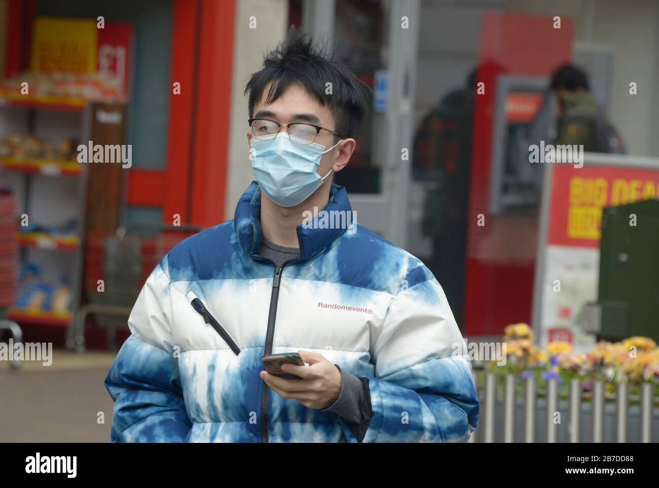 Mann mit Gesichtsmaske bei Ausbruch des Corona-Virus Stockfoto