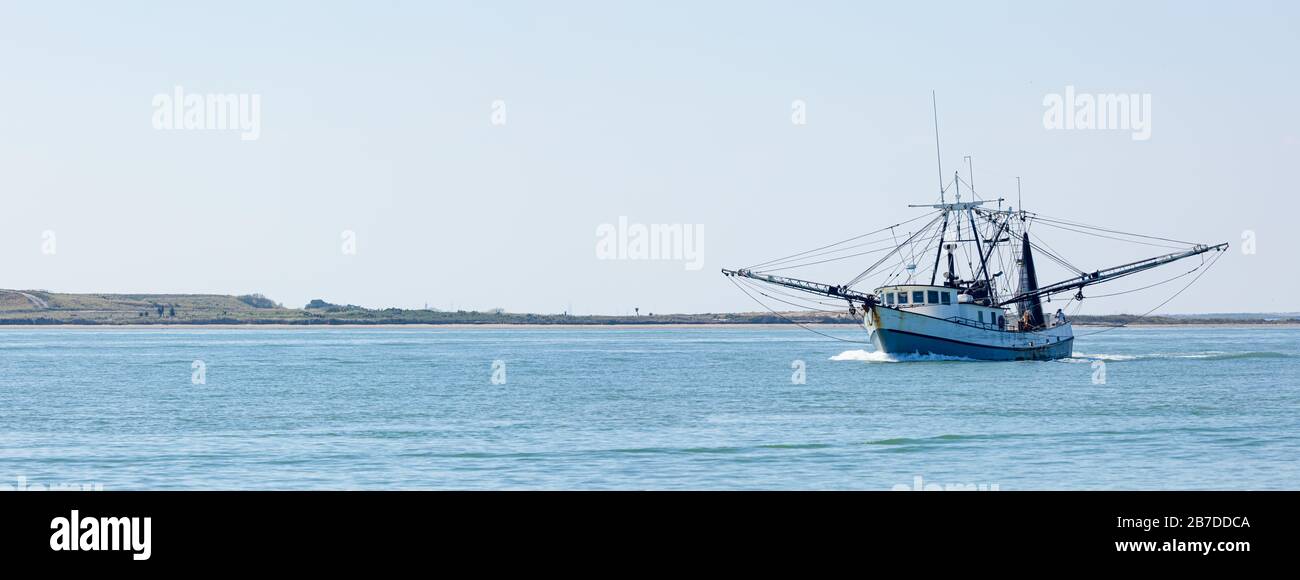 Altes Fischerboot, das vom Laguna Madre in den Golf von Mexiko auf dem Santiago Pass von Brazos fährt Stockfoto