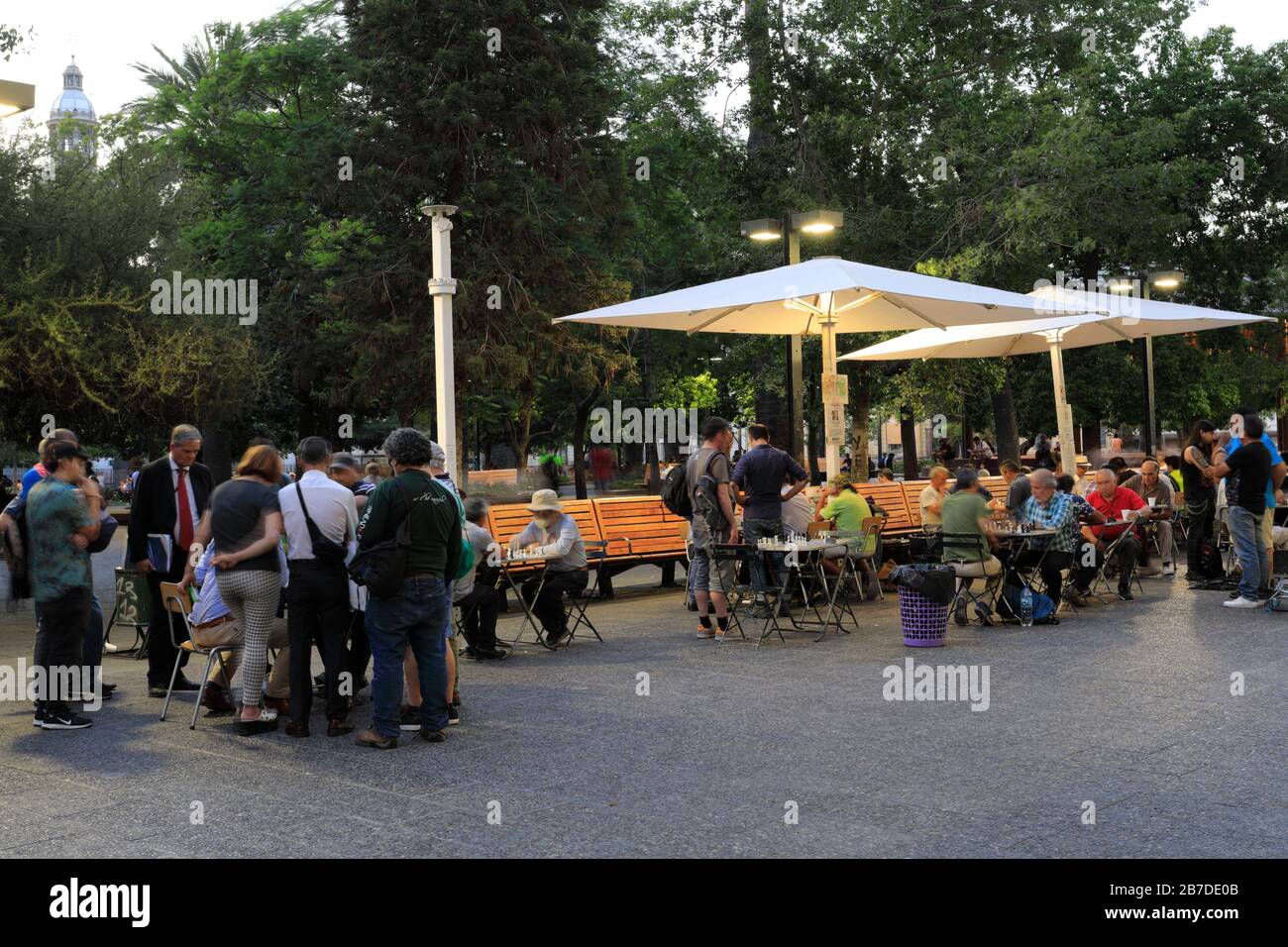 Leute, die Schach auf der Plaza de Armas, Metropolitan Region, Santiago City, Chile spielen Stockfoto