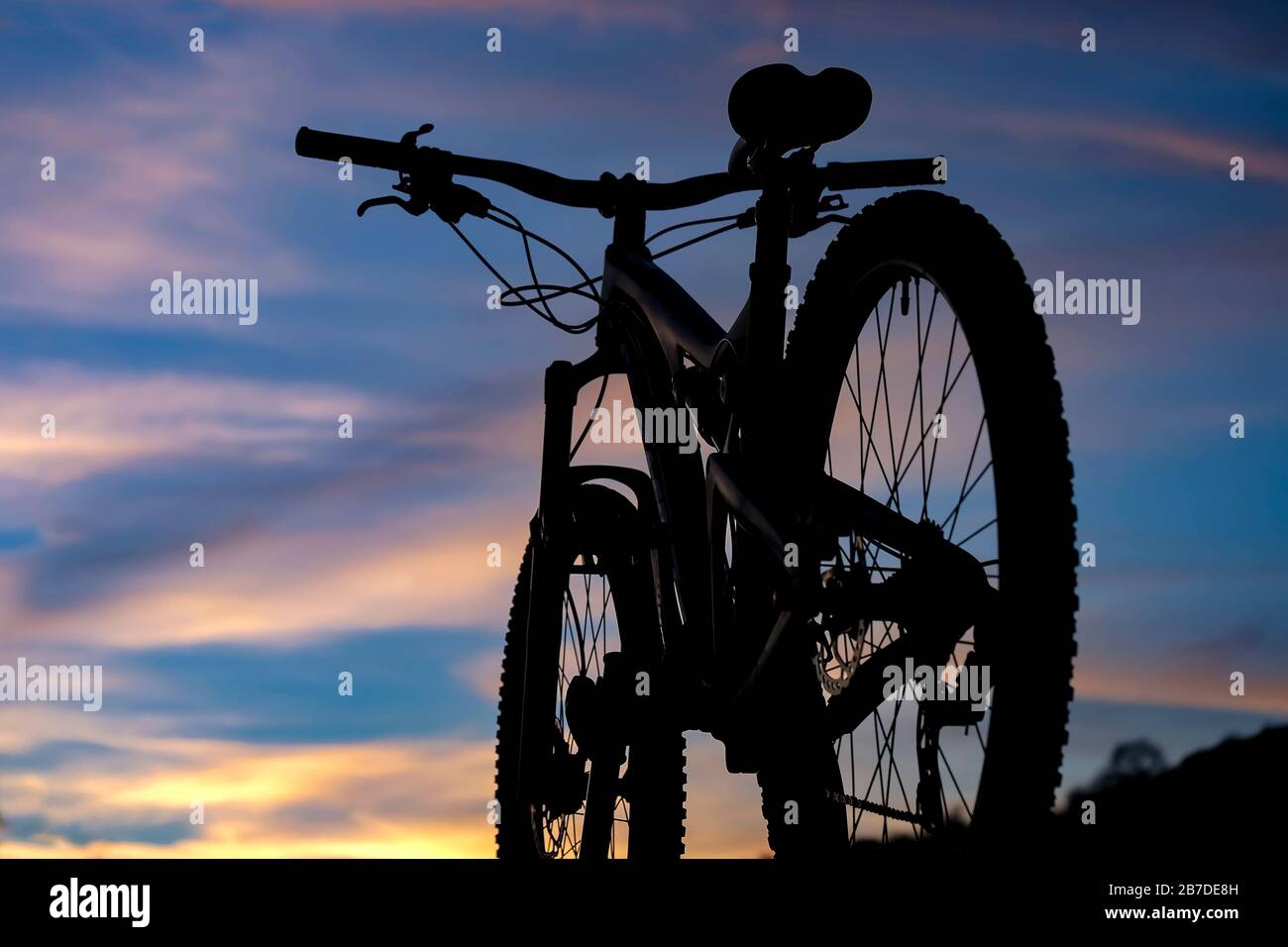 Mountainbike-Silhouette auf einem Dachträger. Stockfoto