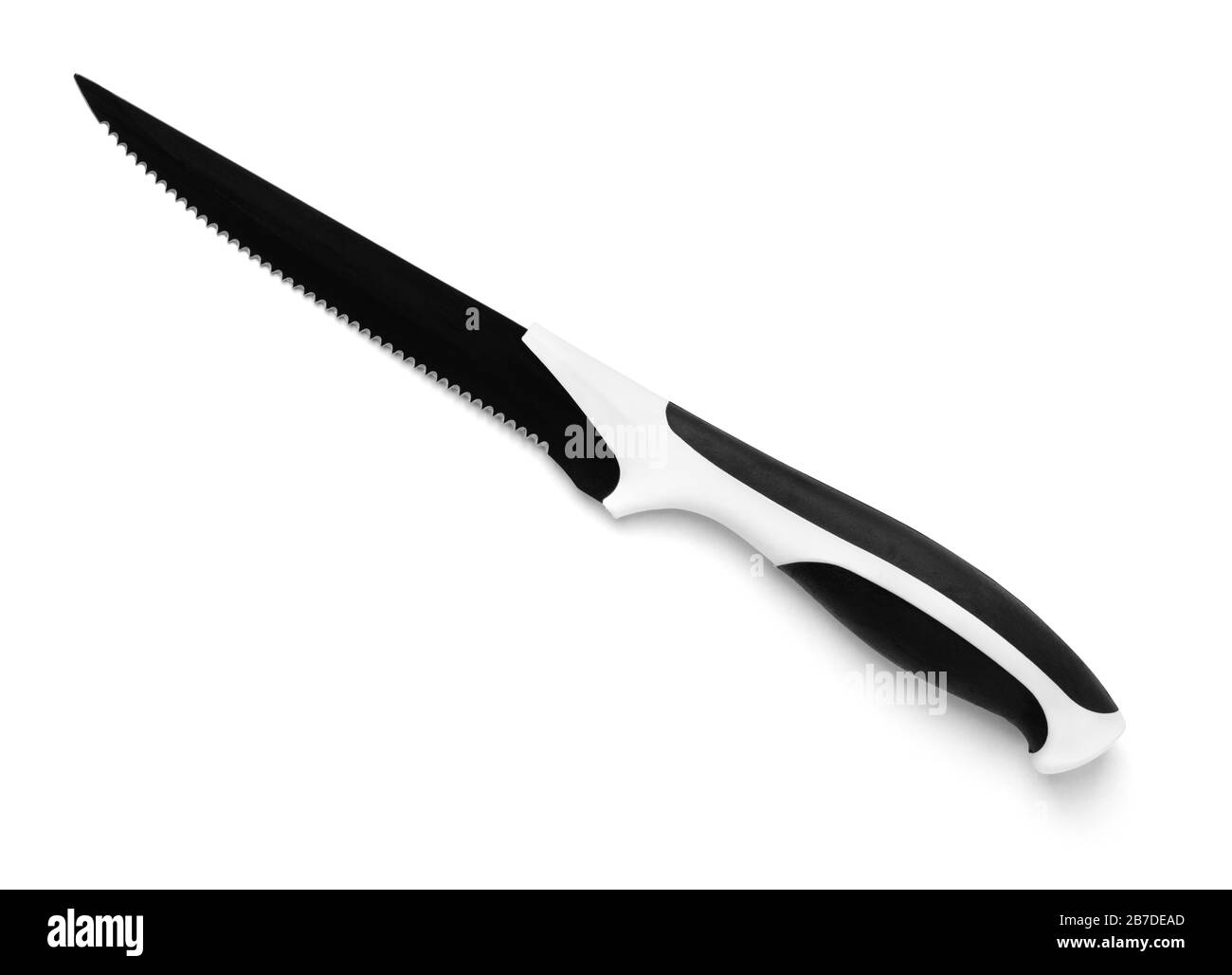 Schwarz gezacktes Küchenmesser isoliert auf weiß Stockfoto