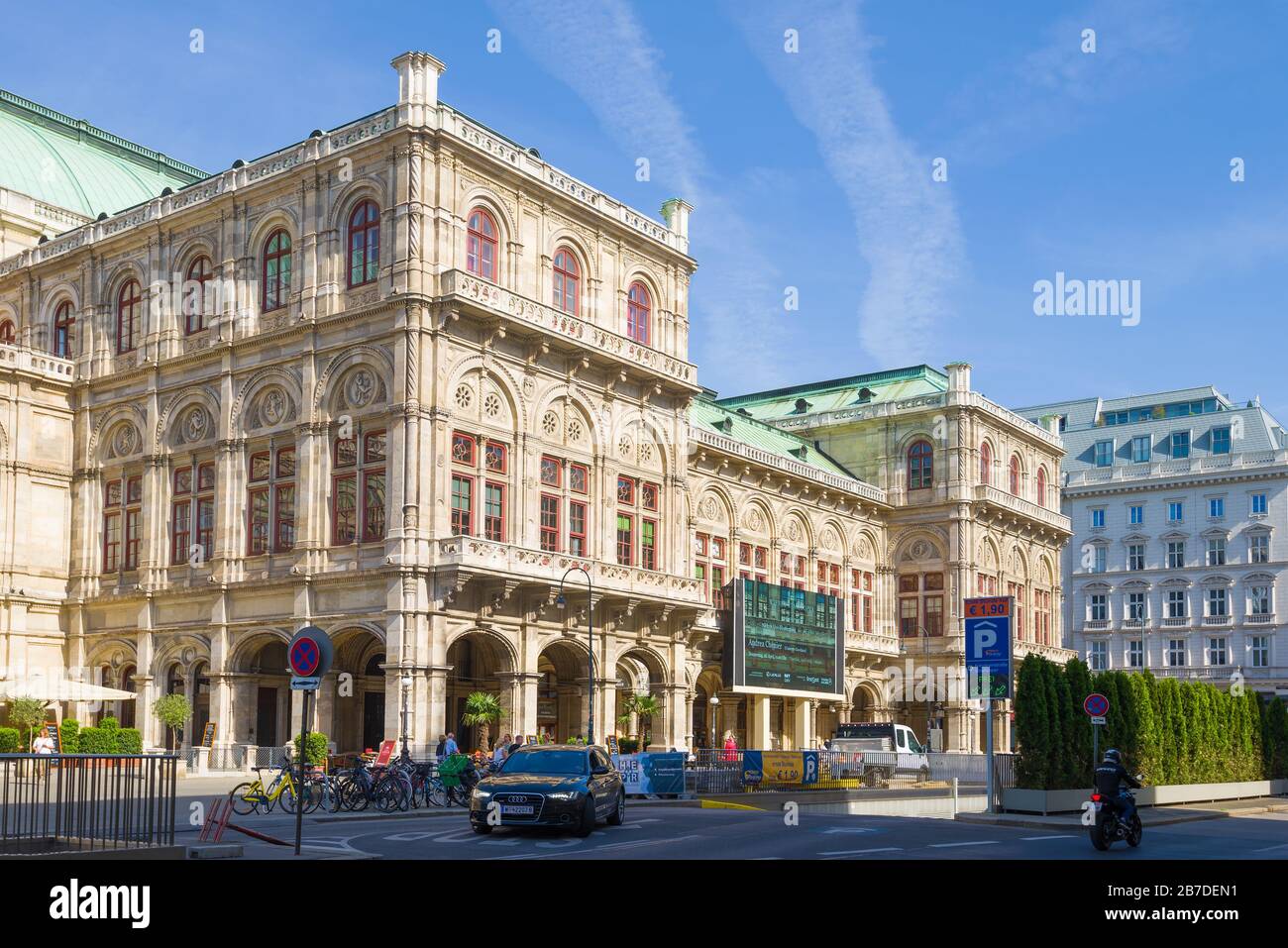 WIEN, ÖSTERREICH - 25. APRIL 2018: Fassade des Altbaus der Wiener Oper an einem sonnigen Apriltag Stockfoto