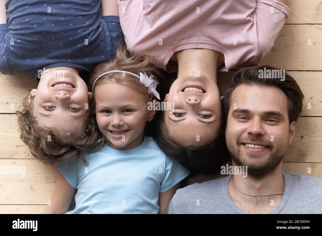 Blick auf die glückliche Familie mit Kindern, die sich auf dem Boden entspannen Stockfoto