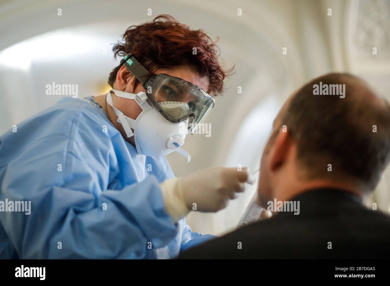 Bukarest, Rumänien - 13. März 2020: Details mit den Händen eines Sanitäter mittels eines Coronavirus-Tests an einer Person. Stockfoto